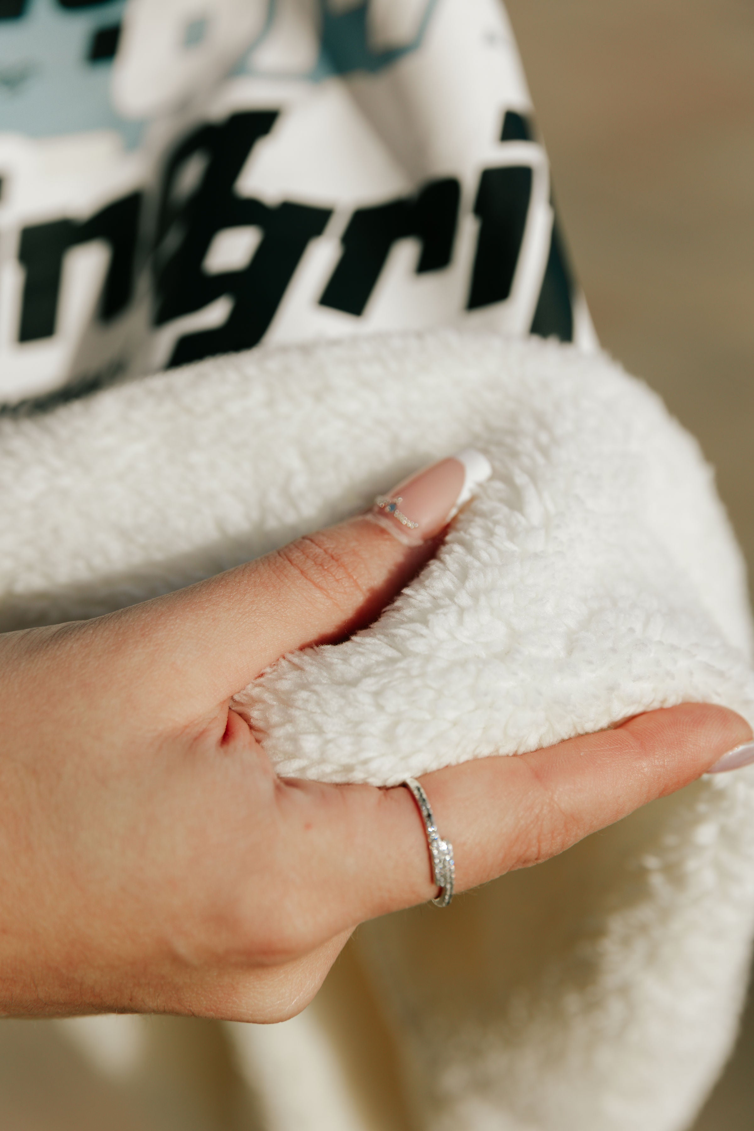 Sudadera Crema Premium Chasing Grip